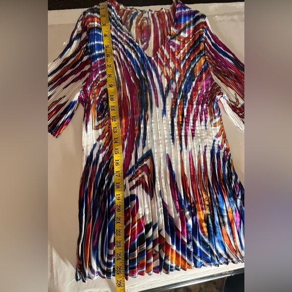 NWT Colorful artsy Pleated Stretchy Top beautiful  short sleeve M/L - Picture 4 of 10